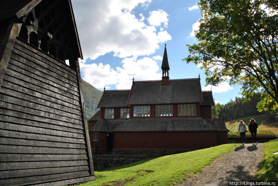Чуть дальше – церковь, построенная в 1868 году. Западная Норвегия, Норвегия