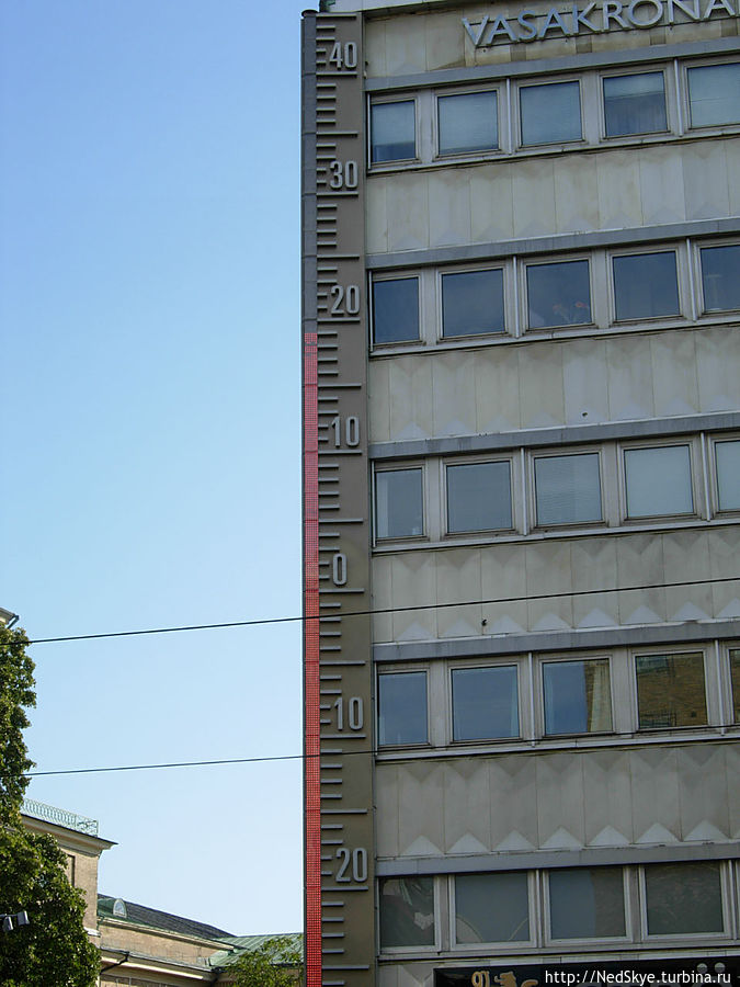 ничем не примечательное здание, за исключением того, что сбоку расположен большой цифровой термометр