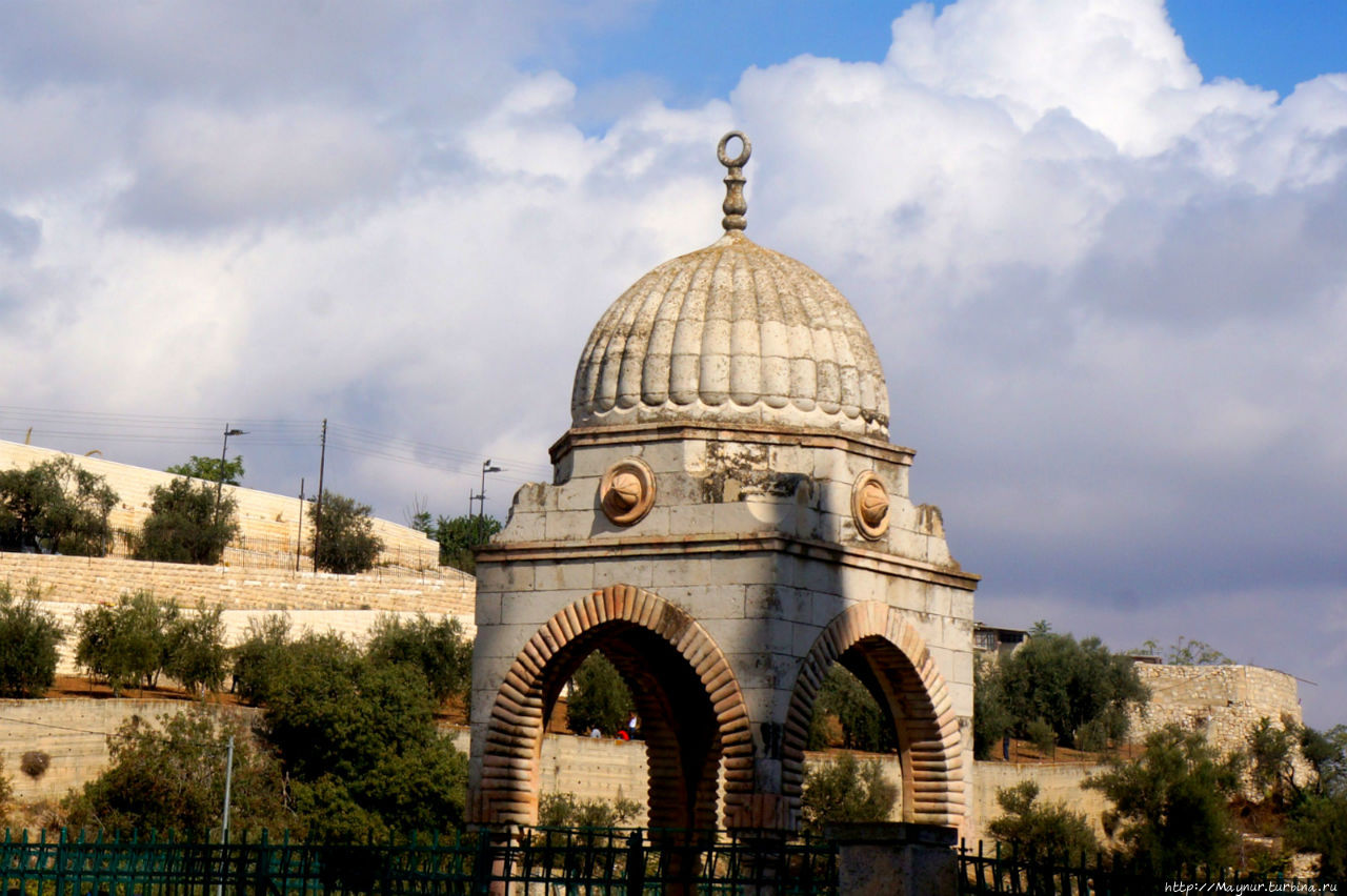 Гробница  Муджира  аль — Дина  аль Уляйми —  историка 15 века. Все находится рядом. Иерусалим, Израиль