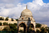 Гробница  Муджира  аль — Дина  аль Уляйми —  историка 15 века. Все находится рядом.