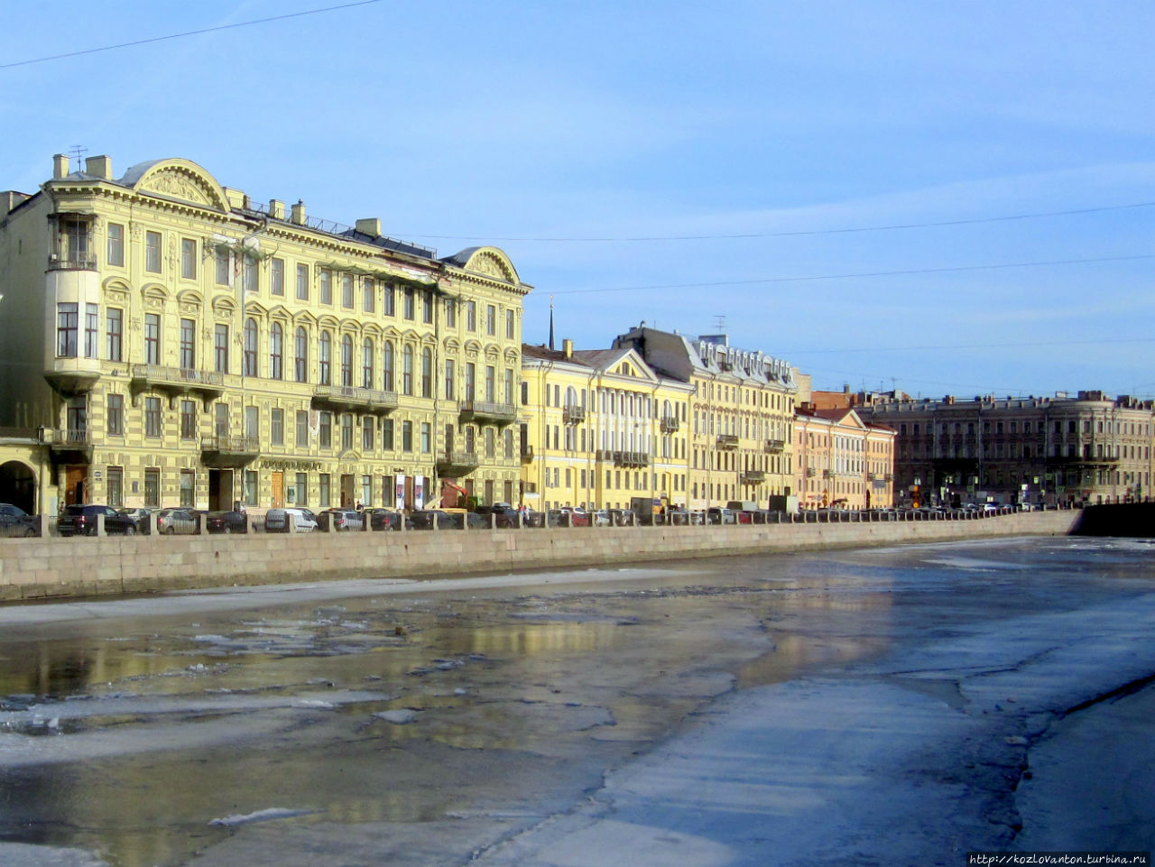 Фонтанка еще полностью скована льдом. Санкт-Петербург, Россия