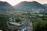 Долина Адрасана, видны сады и теплицы