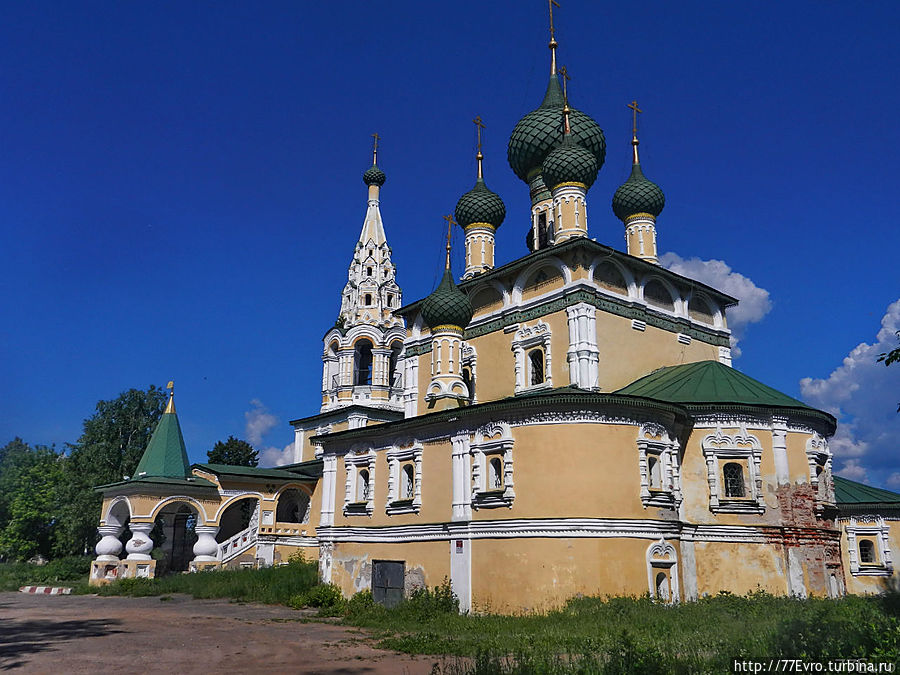 Церковь Рождества Иоанна Предтечи
Особое изящество ему придает нарядная шатровая колокольня и крыльцо. Это крыльцо изображено Н.К.Рерихом на картине 