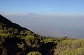 Килиманджаро на горизонте, вершина Кибо. Небольшой уступ справа — вершина Мавензи.