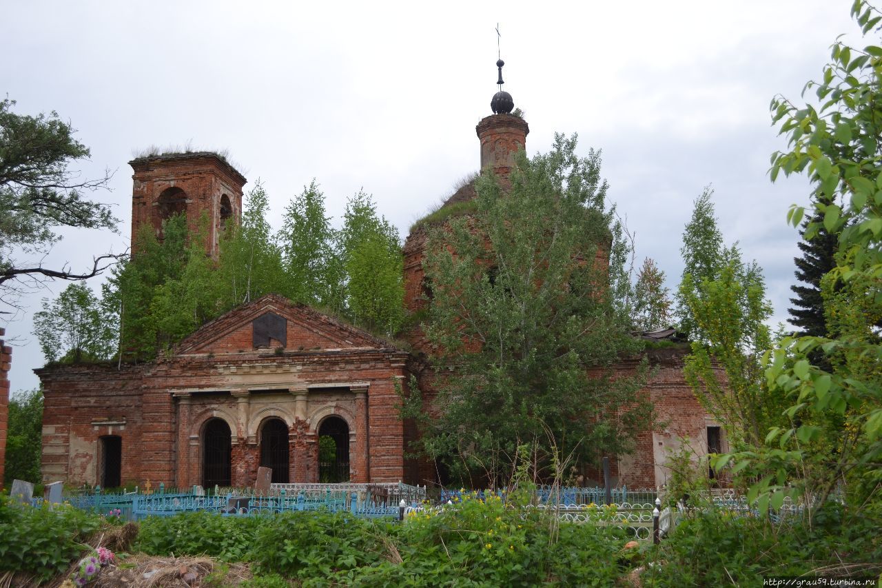 Всехсвятская кладбищенская церковь Крапивна, Россия