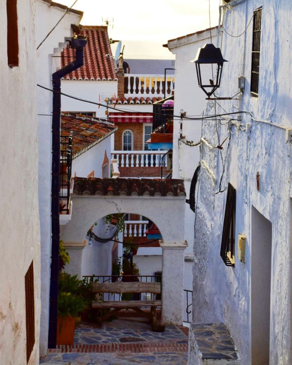 Белый городок на склоне горы Ля-Марома в Андалусии Канильяс-де-Асейтуно, Испания