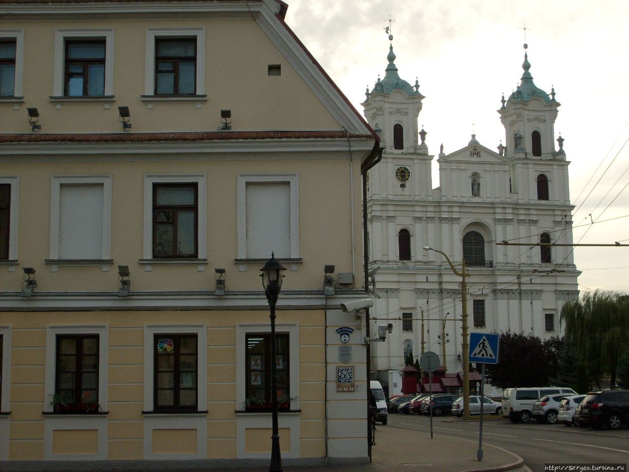 из-за бокового фасада дворца Сангушек (1742г.) выглядывает одна из самых козырных достопримечательностей города Беларусь