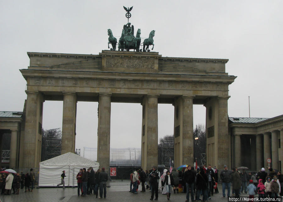 Бранденбургские ворота — единственные сохранившиеся городские ворота. Первоначально назывались Воротами Мира. Долгое время были символом разделённой Германии, после 1991 года стали воплощением воссоединения страны. Берлин, Германия