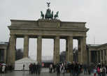 Бранденбургские ворота — единственные сохранившиеся городские ворота. Первоначально назывались Воротами Мира. Долгое время были символом разделённой Германии, после 1991 года стали воплощением воссоединения страны.