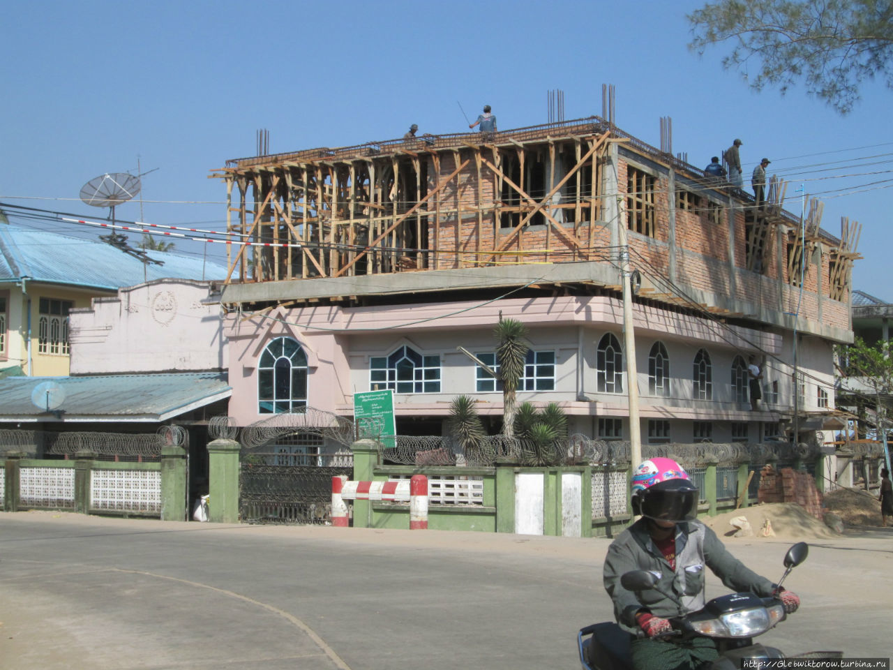 Пешком по главной улице города Патейн, Мьянма