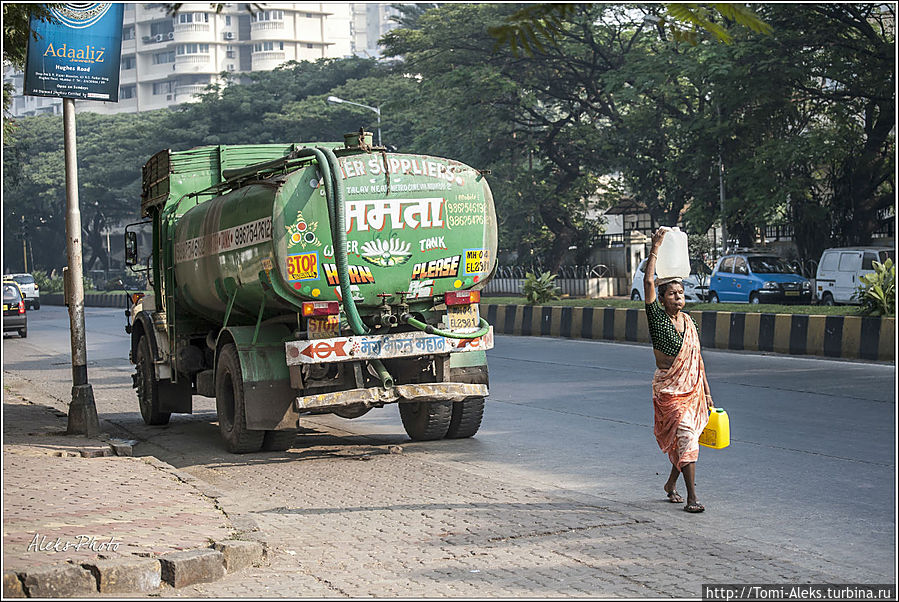 Так сюда доставляют питьевую воду. Видимо, вода — одна из серьезных проблем Мумбаи, судя по анти-санитарии, царящей вокруг поселений местных жителей...

Продолжение в части 2
* Мумбаи, Индия