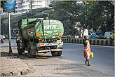 Так сюда доставляют питьевую воду. Видимо, вода — одна из серьезных проблем Мумбаи, судя по анти-санитарии, царящей вокруг поселений местных жителей...

Продолжение в части 2
*