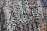 Удивительным образом сохранившееся трио Будды наверху дверного проема центрального святилища Пре-Кхан. Возможно были скрыты за бронзовыми пластинами