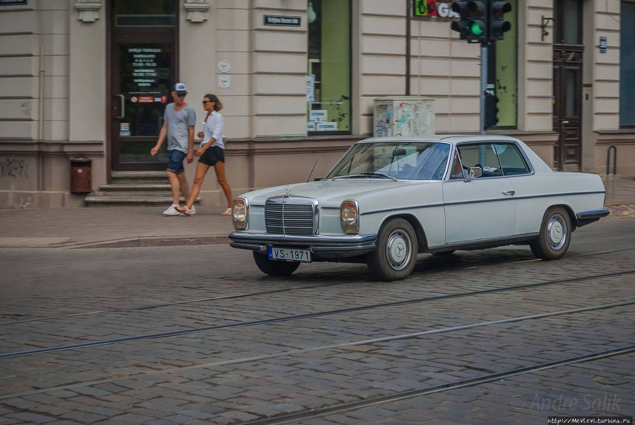 Старинные автомобили на улицах столицы: парад Rīga Retro 201 Рига, Латвия