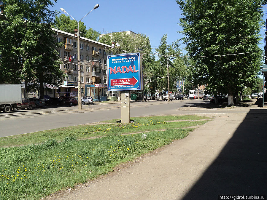 Указатель гостиницы с проспекта Казахстан.