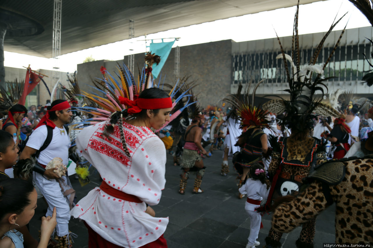 Архитектура музея антропологии и карнавал Мехико, Мексика