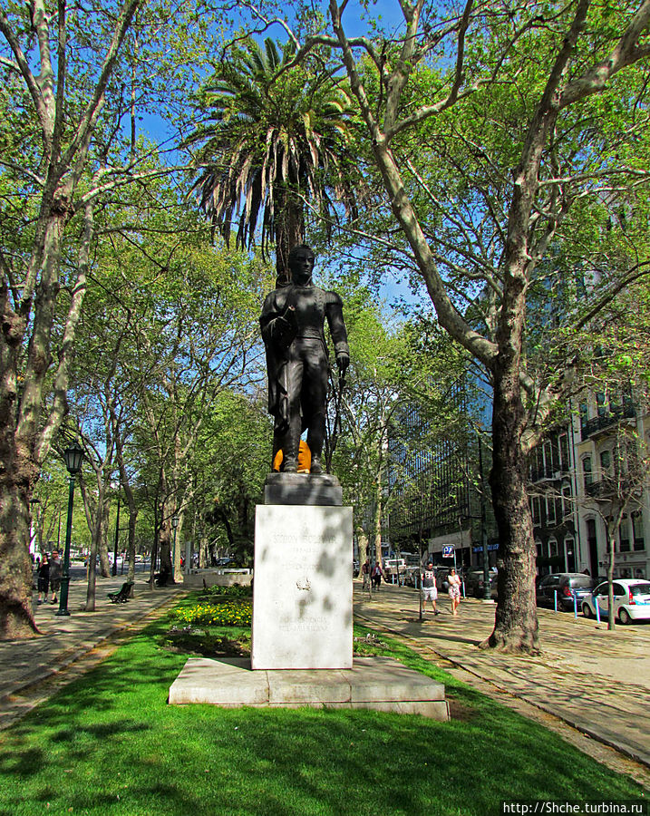 памятник Симону Боливару, немного неожиданно Лиссабон, Португалия