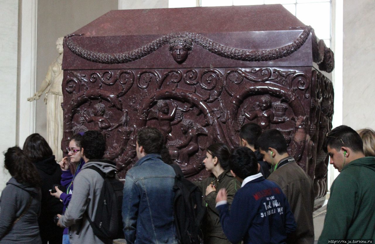 Порфировый саркофаг в зале греческого креста Ватикан (столица), Ватикан