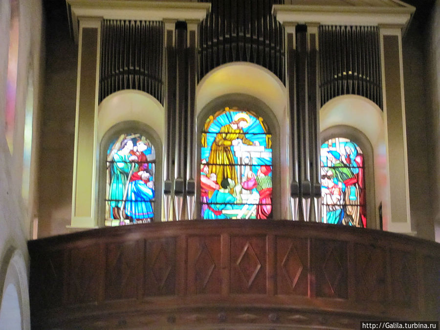 Орган с витражами. Назарет, Израиль