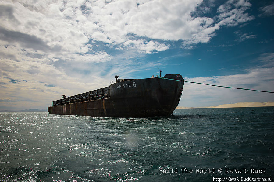 Корабль на ходу и наполнен солью. А ржавые они тут все из-за огромного количества соли вокруг, которая постоянно окисляет металл