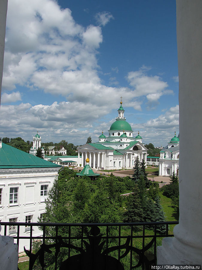 Вид с площадки Южной башни на монастырь. Ростов, Россия