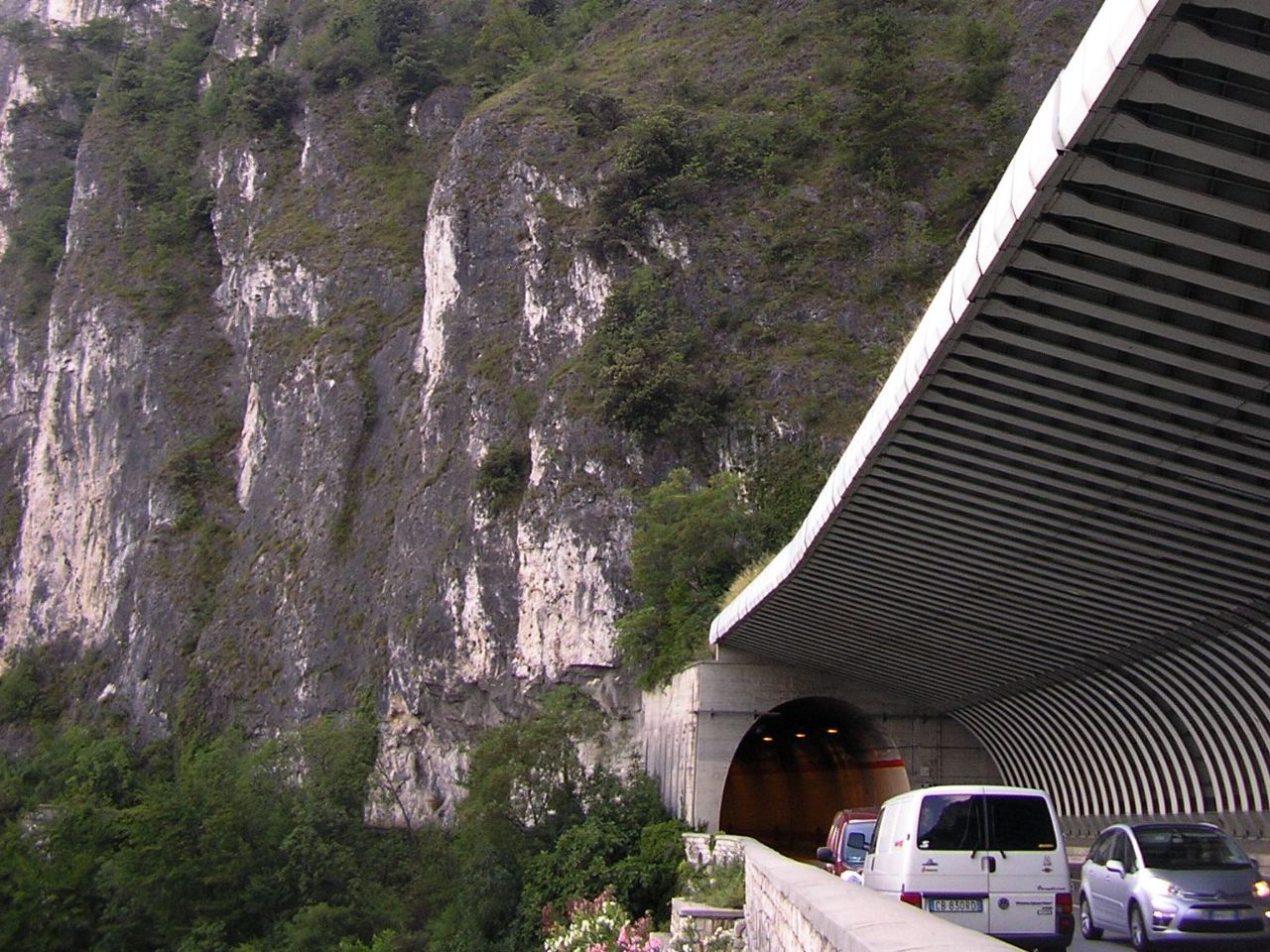 Гроты, тоннели и водопады озера Гарда Озеро Гарда, Италия