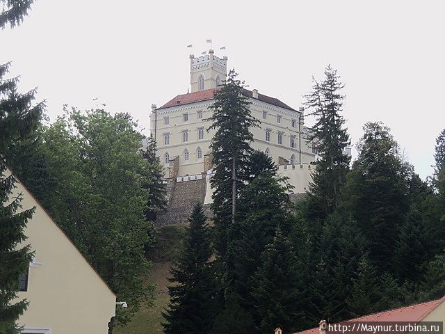 Из-за своих красивых форм и белой окраски,  замок кажется невесомым на вершине горы.
