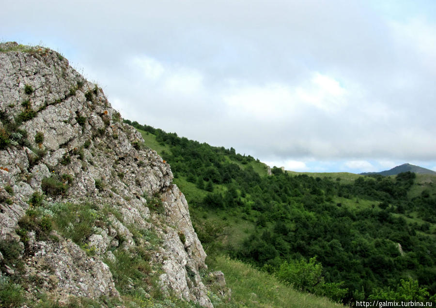 Скальные выступы справа от тропы. Симферополь, Россия