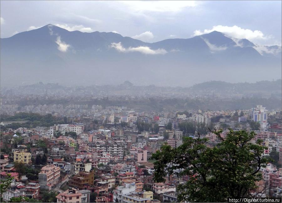 При ясной погоде со смотровой площадки  можно увидеть вершины Лангтанга и Ганеш Химал. Виды удивительные! Катманду, Непал