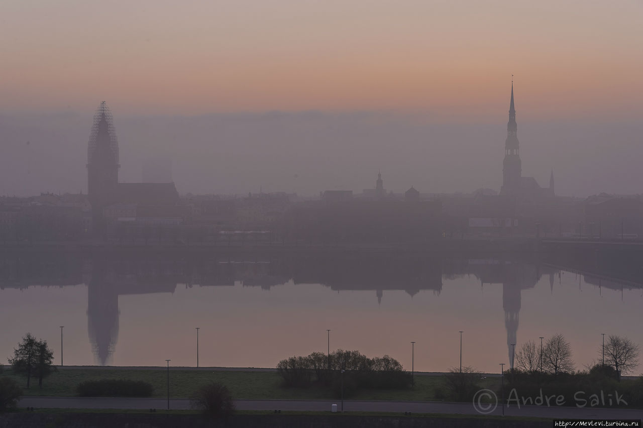 Туманное утро над Старой Ригой Рига, Латвия