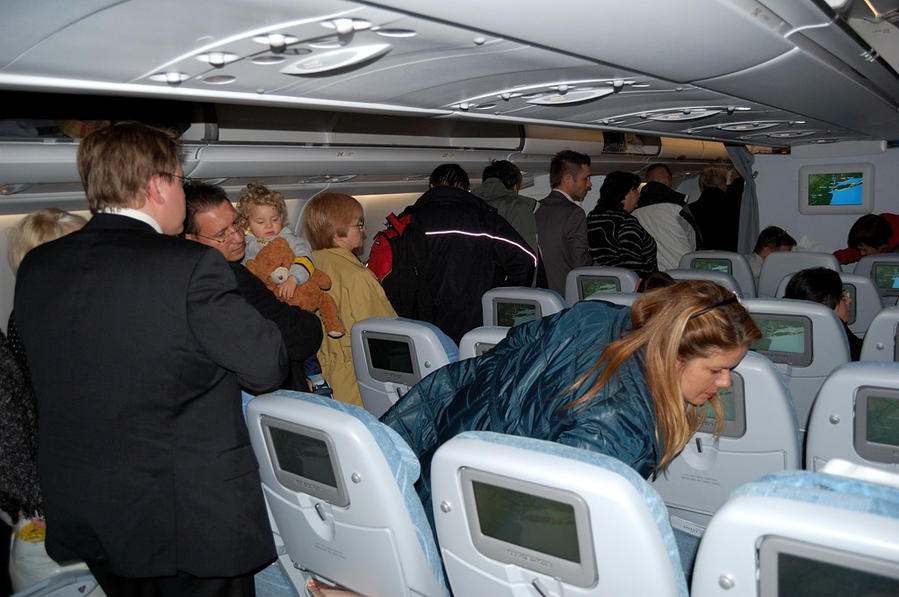 Прилетели. Пассажиры направляются к выходу Хельсинки, Финляндия