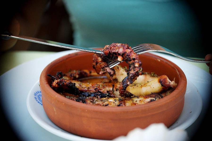 На набережной много рыбных ресторанов. Особенная фишка — осьминог на гриле. Остров Бозджаада, Турция