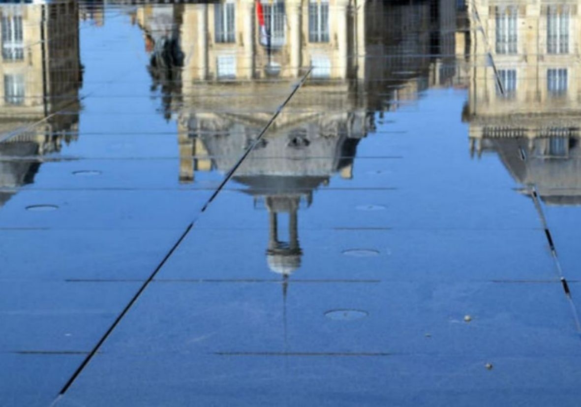 Водное зеркало в Бордо Бордо, Франция