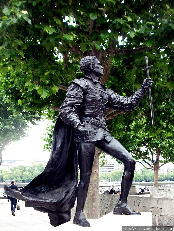 Памятник выдающемуся актеру Великобритании Лоуренсу Оливье на набережной возле 