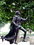 Памятник выдающемуся актеру Великобритании Лоуренсу Оливье на набережной возле London’s eye.