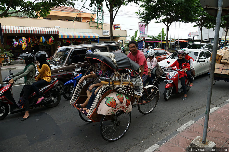 Велорикша на улице в Джокьякарте. Ява, Индонезия