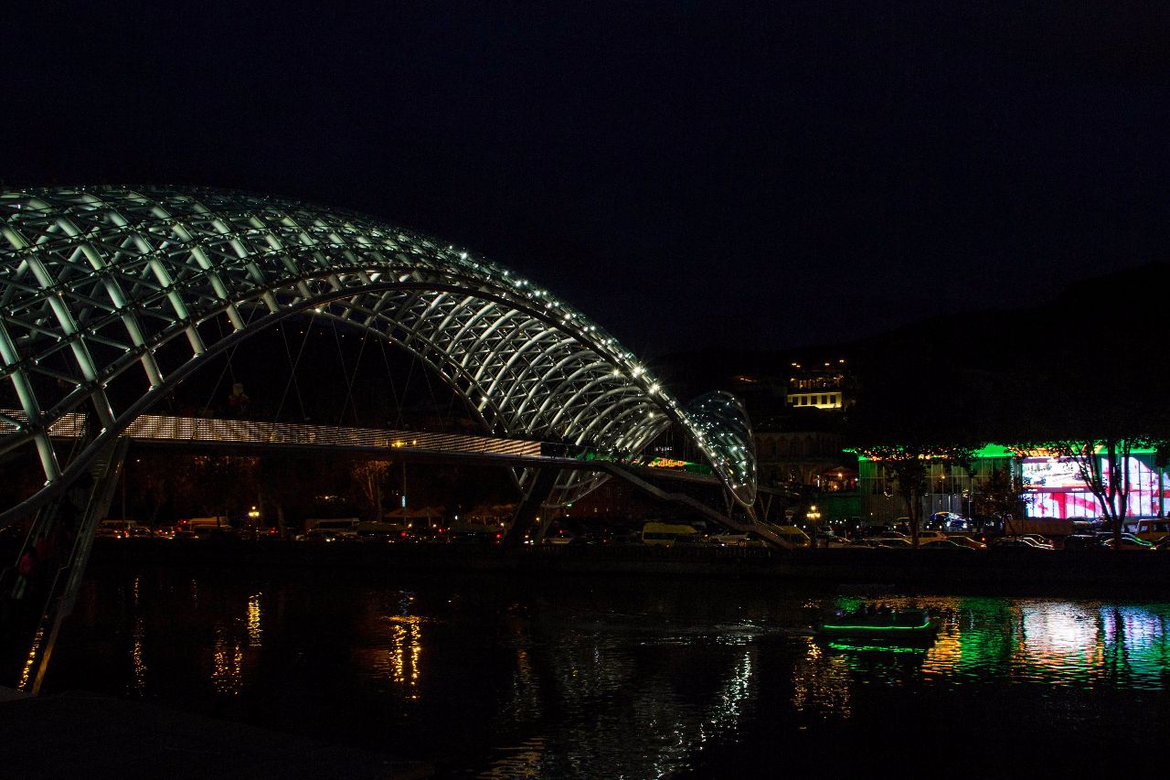 мост Мира в парке Рике Тбилиси, Грузия