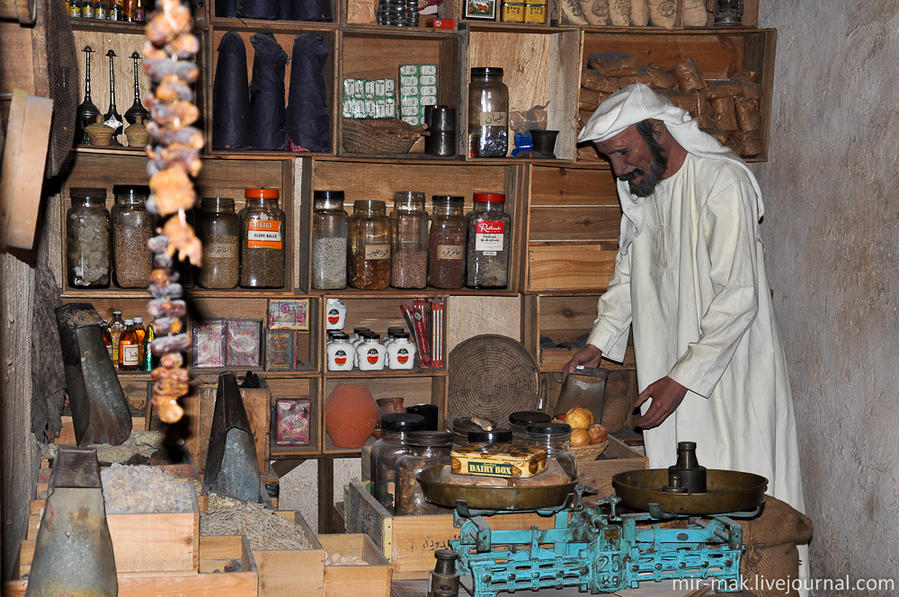 Торговец специями аккуратно расфасовывает, ароматные, и когда-то довольно дорогие пряности. Дубай, ОАЭ