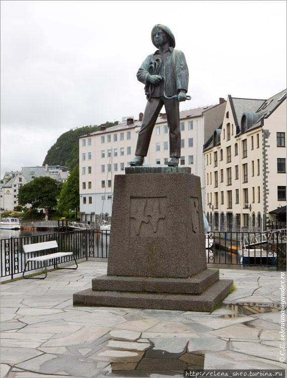 33. Олесунн много веков был рыбацким городом, и памятник рыбаку тут уместен как нигде. Олесунн, Норвегия