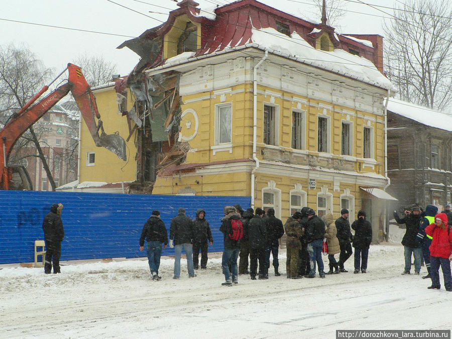 Улица Ильинская,126
В  1898 г М. Горький на некоторое время останавливается в этом доме. 
Несмотря на протесты и пикеты общественности дом снесли. Сфотографировать его я не успела, позаимствовала в интернете. Нижний Новгород, Россия