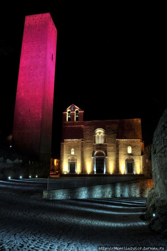Таркуиниа — в свете ночных фонарей Тарквиния, Италия