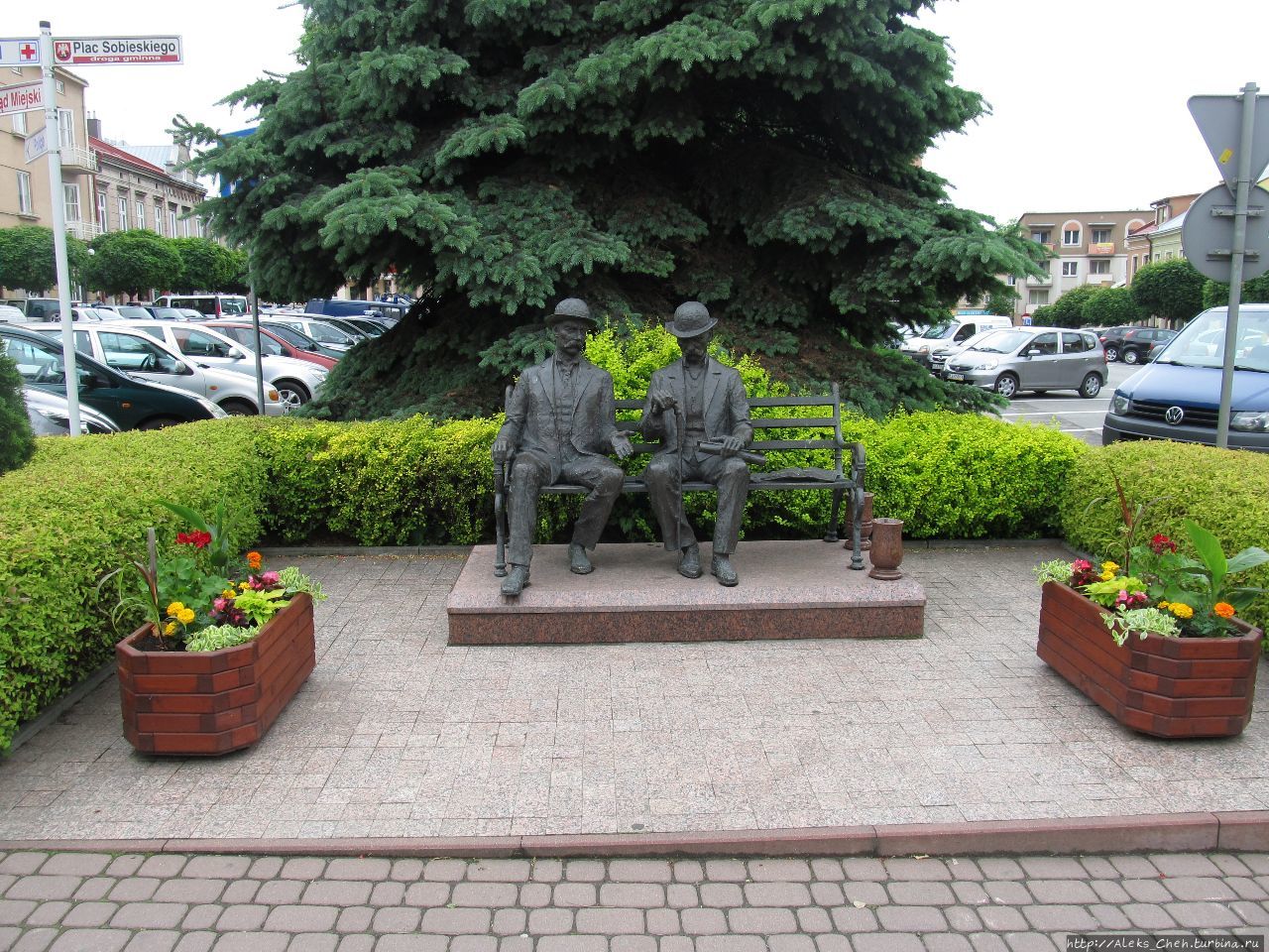 Памятник братьев Цетнарских — бургомистров города. Ланьцут, Польша