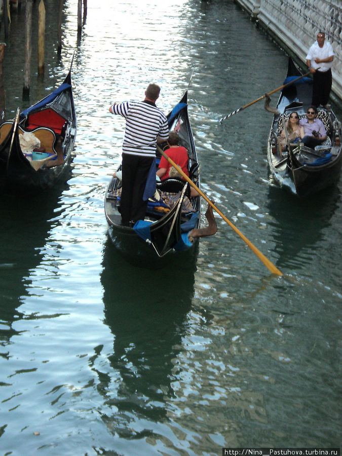 Венецианское такси для туристов  и баркарола Венеция, Италия
