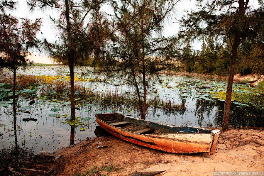 На обратном пути не мог пройти мимо этой лодки :) Муй-Не, Вьетнам