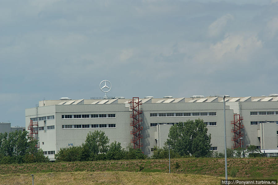 По соседству — корпуса завода Даймлер-Бенц Бёблинген, Германия