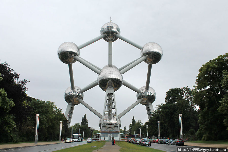 Атомиум, кролики и памятник мэру Брюсселя Брюссель, Бельгия