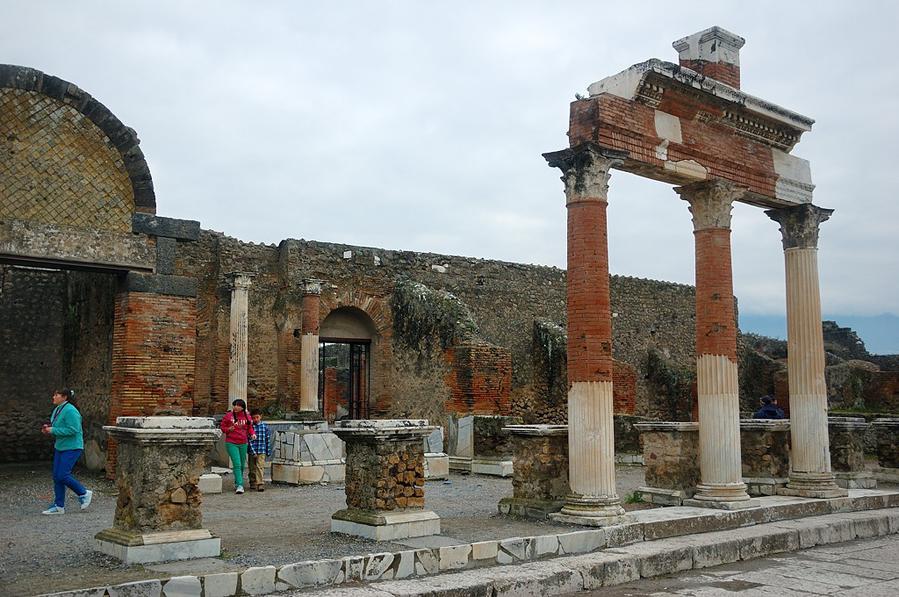И таких руин тут на целый день Помпеи, Италия
