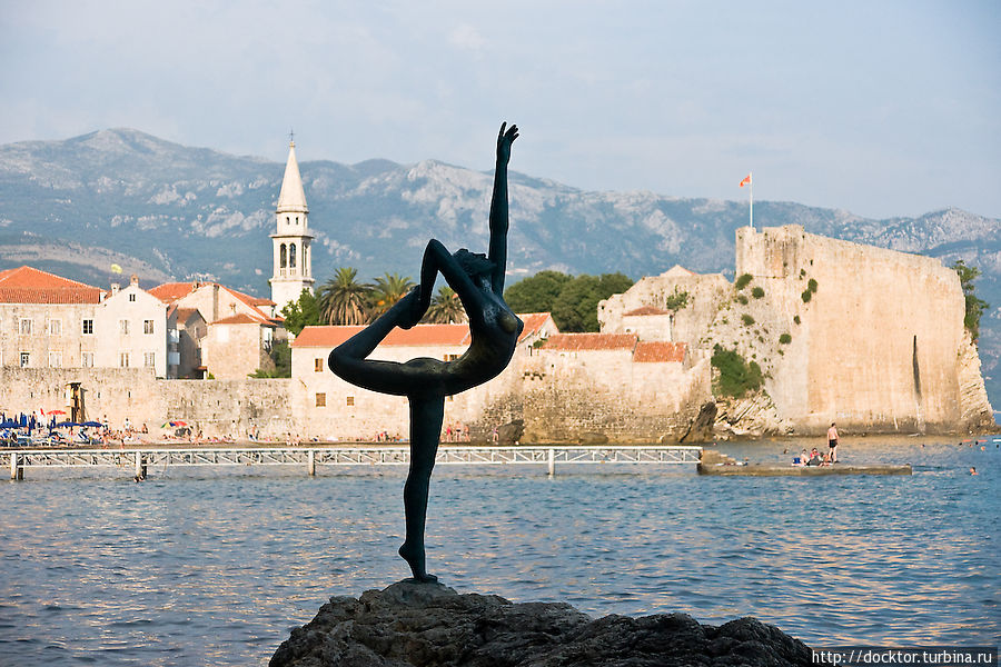 Еще один из символов Будвы — памятник гимнастке на фоне старого города, установленный на тропинке к пляжу Могрен Будва, Черногория