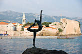 Еще один из символов Будвы — памятник гимнастке на фоне старого города, установленный на тропинке к пляжу Могрен