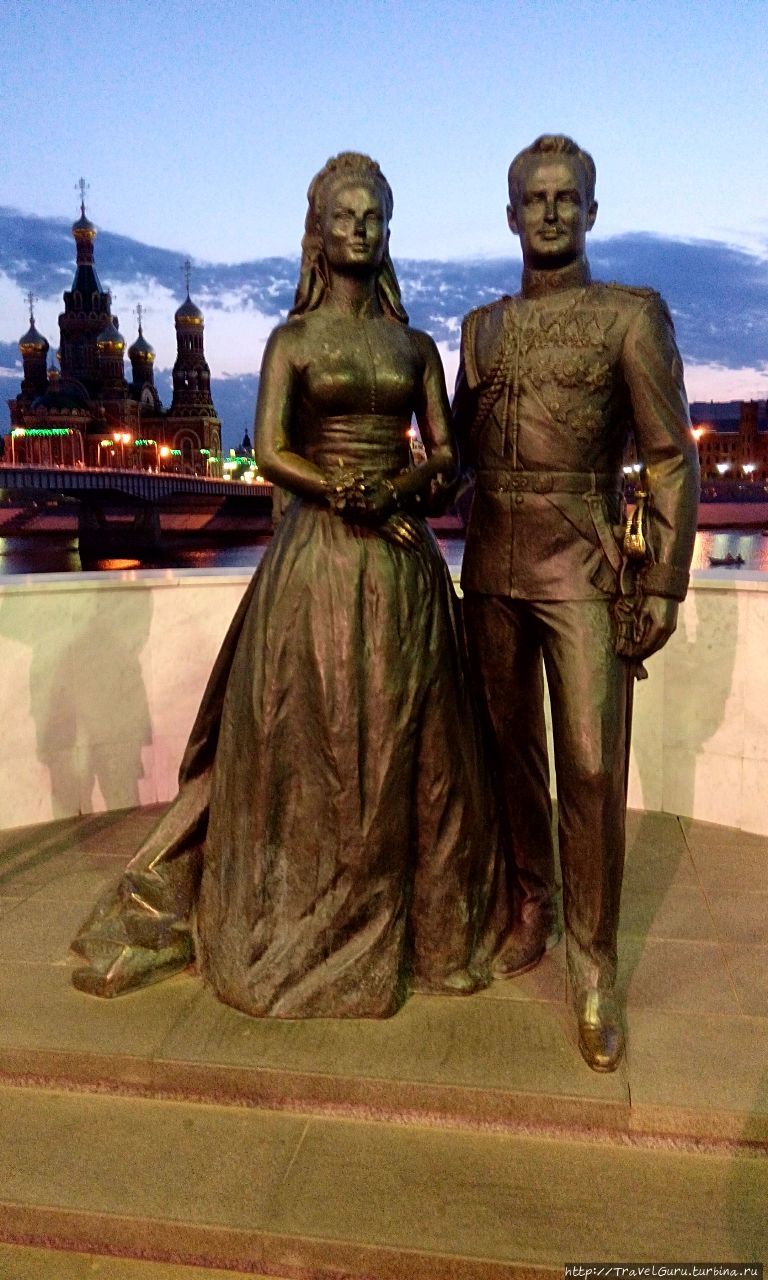 Памятник князю Монако Ренье III и его жене Грейск Келли напротив ЗАГСа Йошкар-Ола, Россия